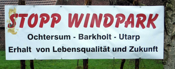 Protest in Ochtersum/LK Wittmund. Ein Spaßvogel der Gegenseite hatte das S überklebt und aus "Stopp" "Topp" gemacht.