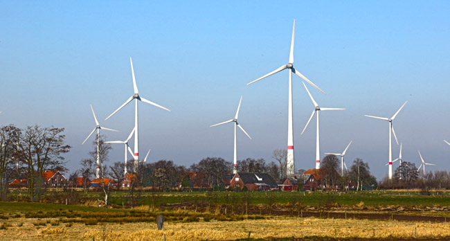 Utarp im LK Aurich, vor Teilen des Windparks Westerholt, Foto (C): Manfred Kaake