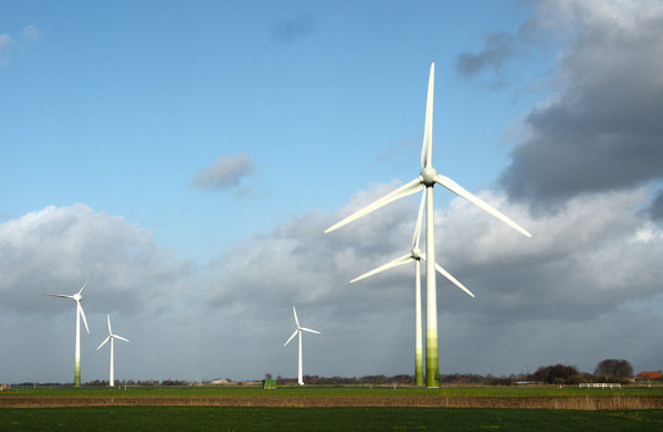 Windpark Utgast, Ausschnitt: links die alten, abgängigen Tacke TW600, rechts die repowerten Enercon-70, Foto 8C): Manfred Knake
