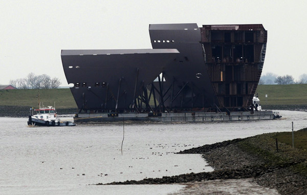 Ems, Ditzum: Schiffssektion aus aAnzig für ein Meyer-Kreuzfahrtschiff, Foto (C): Eilert Voß