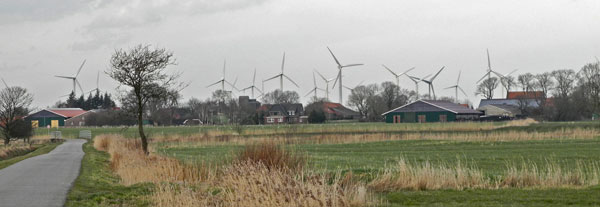 Das Dorf Fulkum, Gemeinde Holtgast, LK Wittmund/NDS: bald völlig mit Windkraftanlagen umzingelt?, Foto (C): Manfred Knake