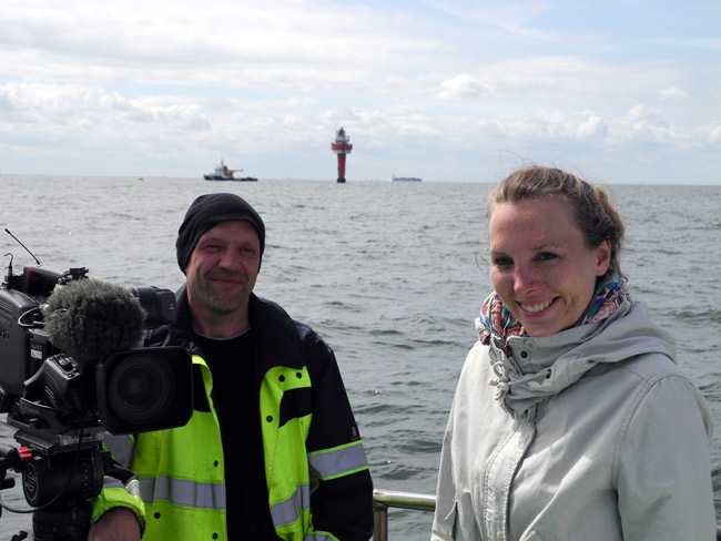 Dreharbeiten an Bord des Lotsenversetzers "Rüstringen": KAmeramann und Autorin Barbara Schmickler, Foto (C): Manfred Knake