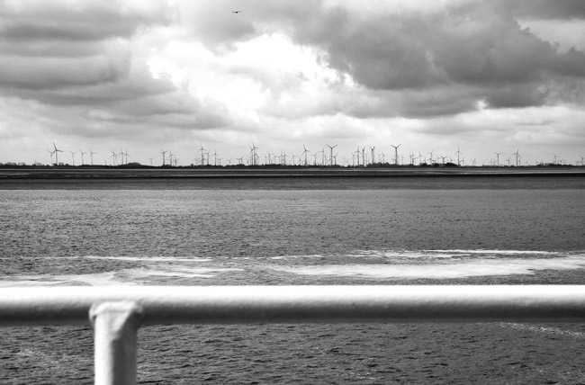 Mit Winkraftwerken gegen den Klimawandel und die Höhe des Meeresspiegels? Blick vom Langeoog-Fahrwasser auf die ostfriesische Küste, April 2015, Foto (C) Manfred Knake