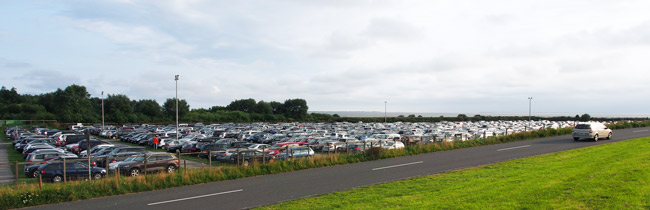 Bensersiel: Parkplatz für die Besucher der Insel Langeoog, einer von vier Parkplätzen, August 2015