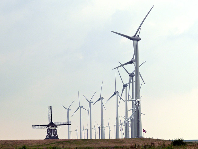 Historische Windmühle im Windpark Eemshaven/NL, Foto (C): Manfred Knake