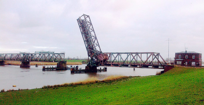Noch intakte und für eine Durchfahrt geöffnete Friesensbrücke, Foto: Dickelbert, Wikipedia 