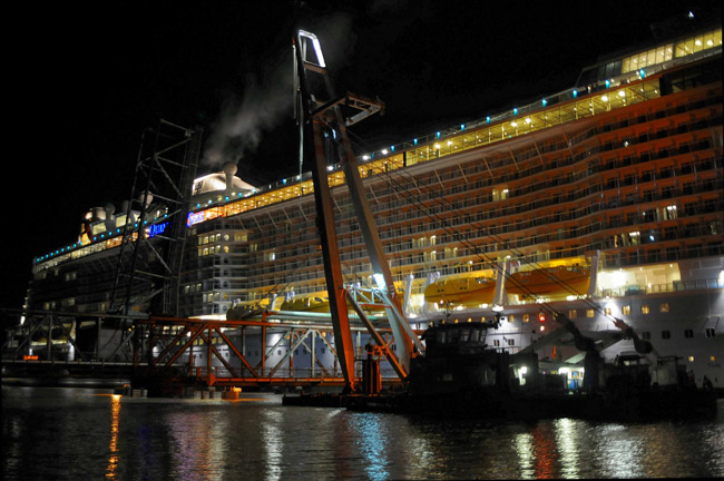Millimeterarbeit: Überführung von Papenburg an die Nordsee: Die "Quantum of the Seas" quetscht sich durch die ausgehängte Friesenbrücke, 22. Sept. 2014, Foto (C): Eilert Voss