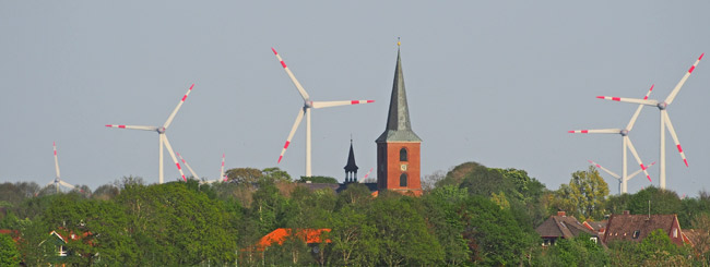 Esens, von Westen aus gesehen, im Hintergrund der Windpark Stedesdorf 