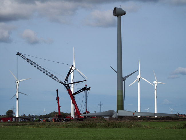 Windpark Utgast/Gemeinde Holtgast/LK Wittmund/NDS: Repowering mit Enercon-70 gegen Tacke-TW 600, Foto (C): Manfred Knake