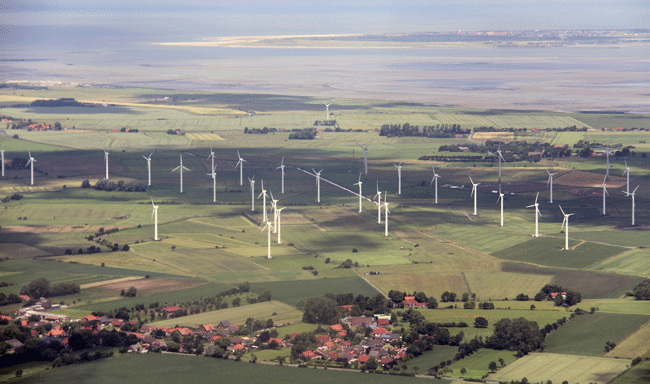 Windpark Utgast am EU-Vogelschutzgebiet V63 und Nationalpark Niedersächsisches Wattenmeer. Im Hintergrund das Wattenmeer und die Insel Langeoog. Foto (C): Wattenrat Ostfriesland