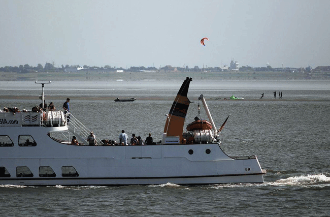 Norderney, Riffgat: Kitesurferausbildung im NAtionalpark Nds. Wattenmeer ohne Genehmigung, 2009, heute legalisiert, Foto (C): Eilert Voß)