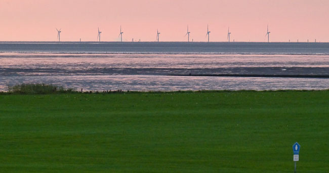 Blick von Wremen/LK Cuxhaven über den Nationalpark Niedersächsisches Wattenmmer Richtung Windpark Nordergründe, Foto (C): Ingrid Marquardt/Wattenrat Ostfriesland