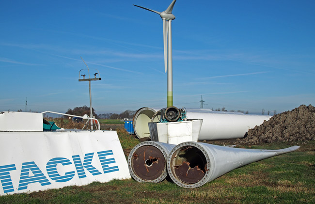 Mühlenschrott im Windpark Utgast: abgebaute Tacke TW-600, Nov. 2016, Foto (C): Manfred Knake