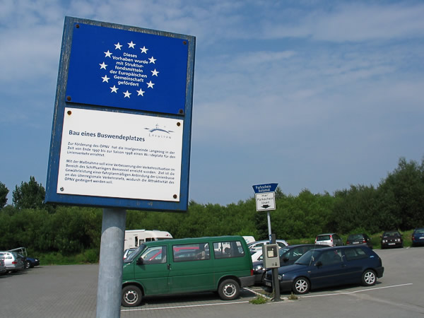 PKW-Parkplatz mit EU-Schild