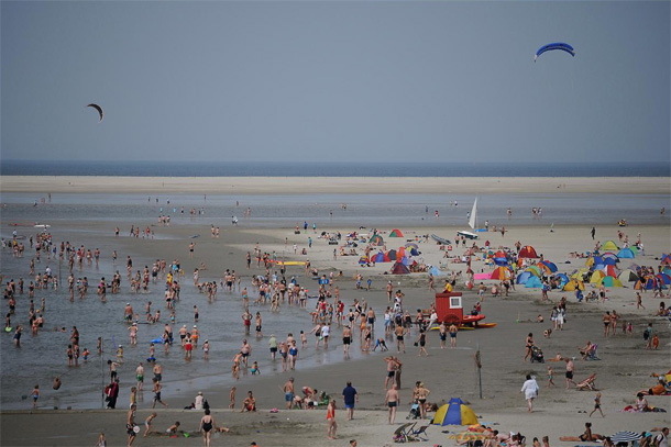 Kiter und Badebetrieb Nordstrand Borkum